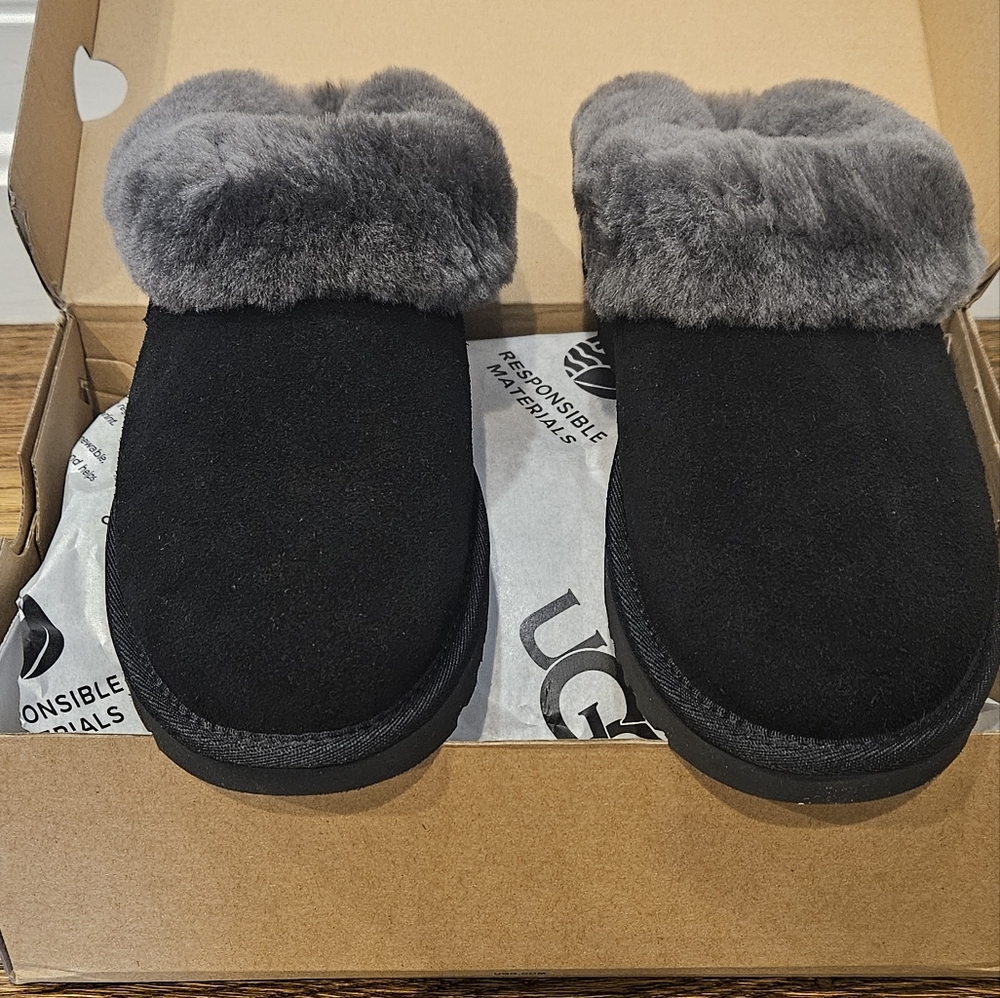 UGG |  Cluggette Fur Lined Slippers, Slides in Black NEW In Box 8/39